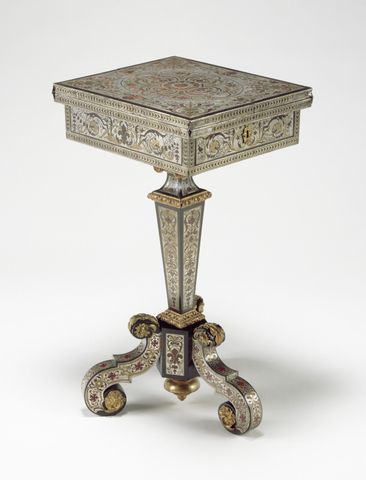 Tripod table