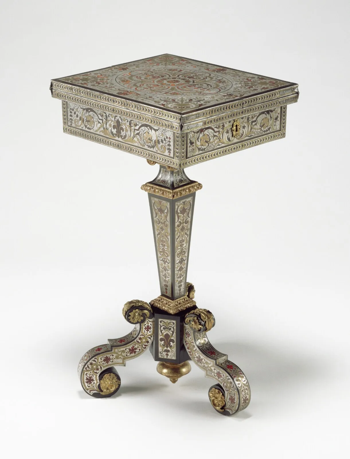 Tripod table