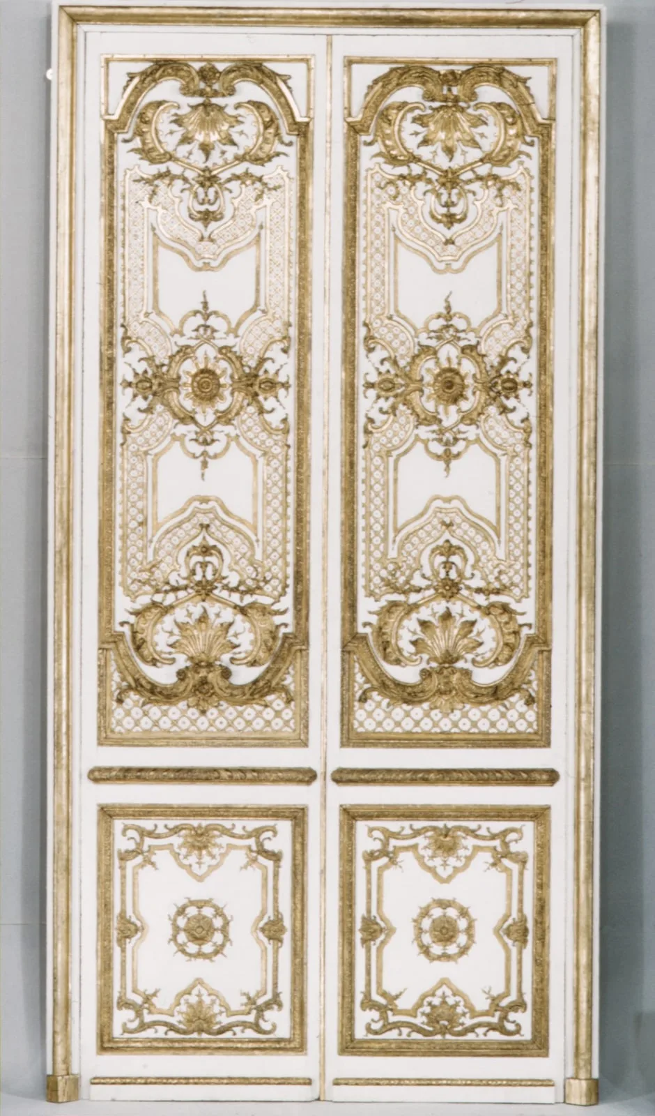 Double door: four panels, two pilasters, three gilt moldings for the door frame