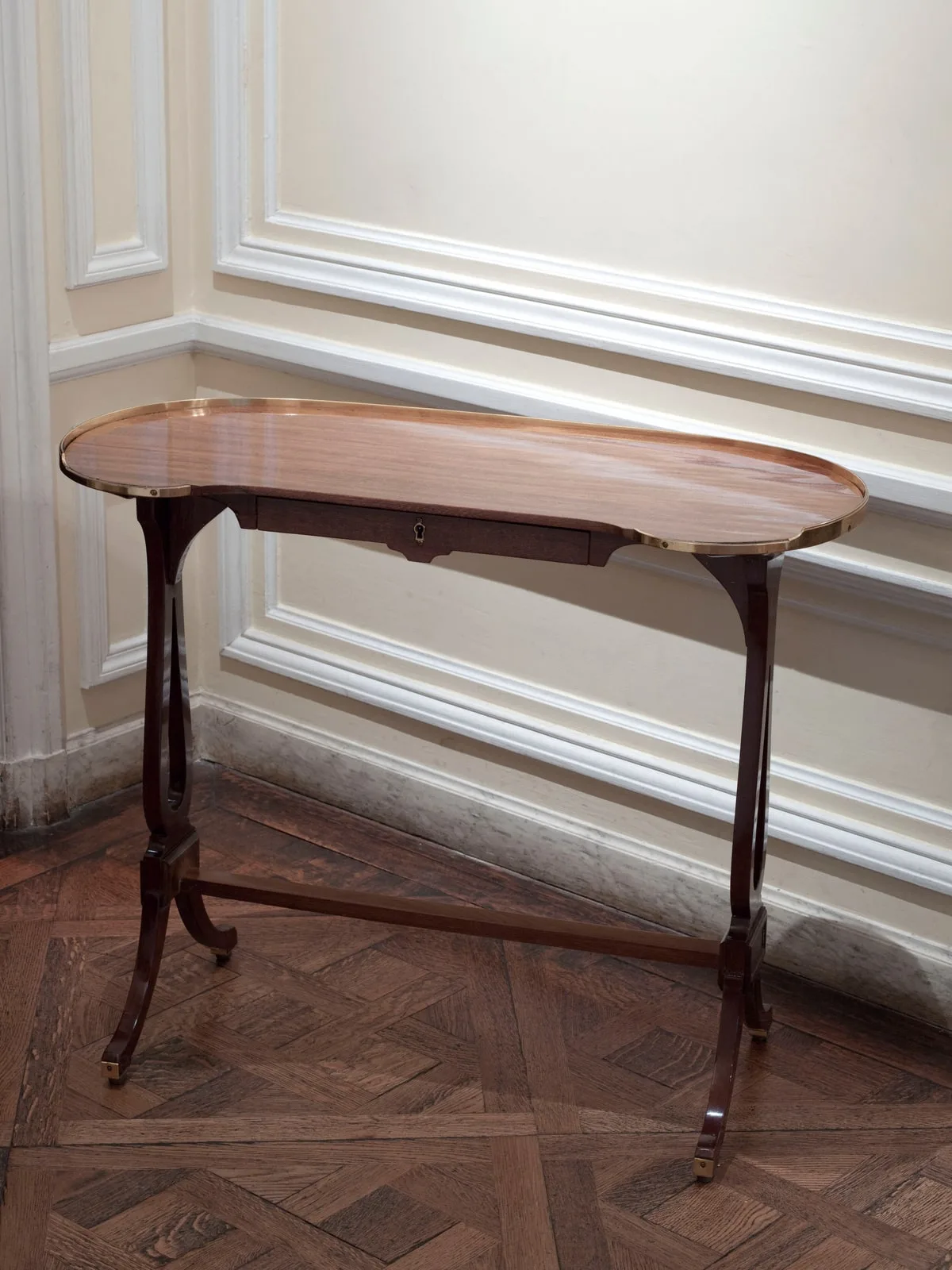 Table à écrire de forme rognon
