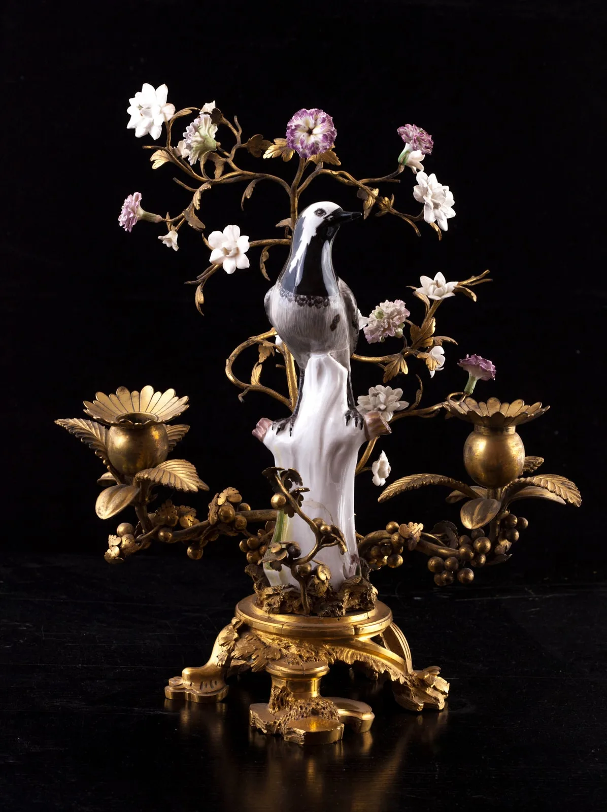 Candélabre à deux branches garni d'un oiseau et de fleurs