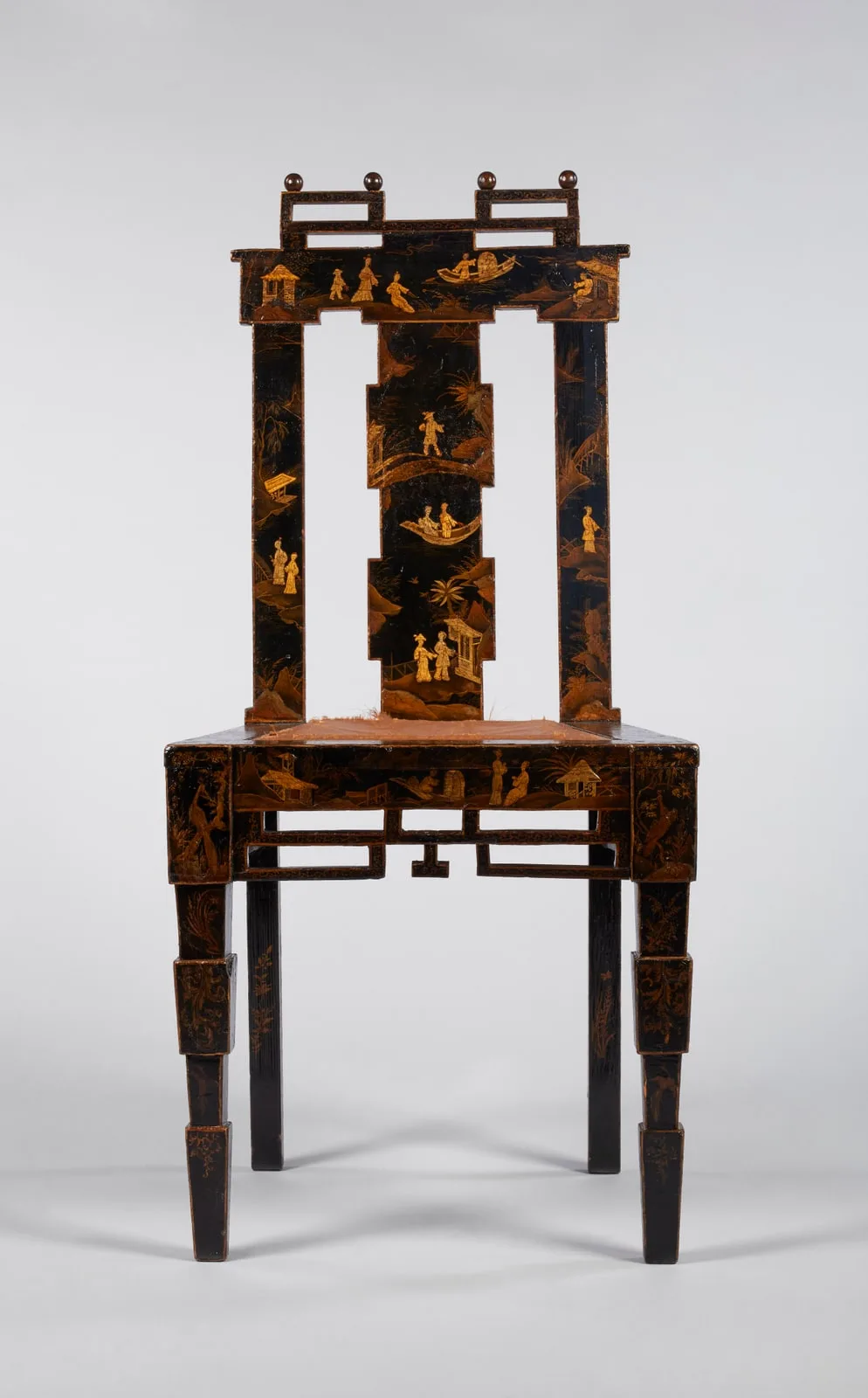 Chaise à décor de laque