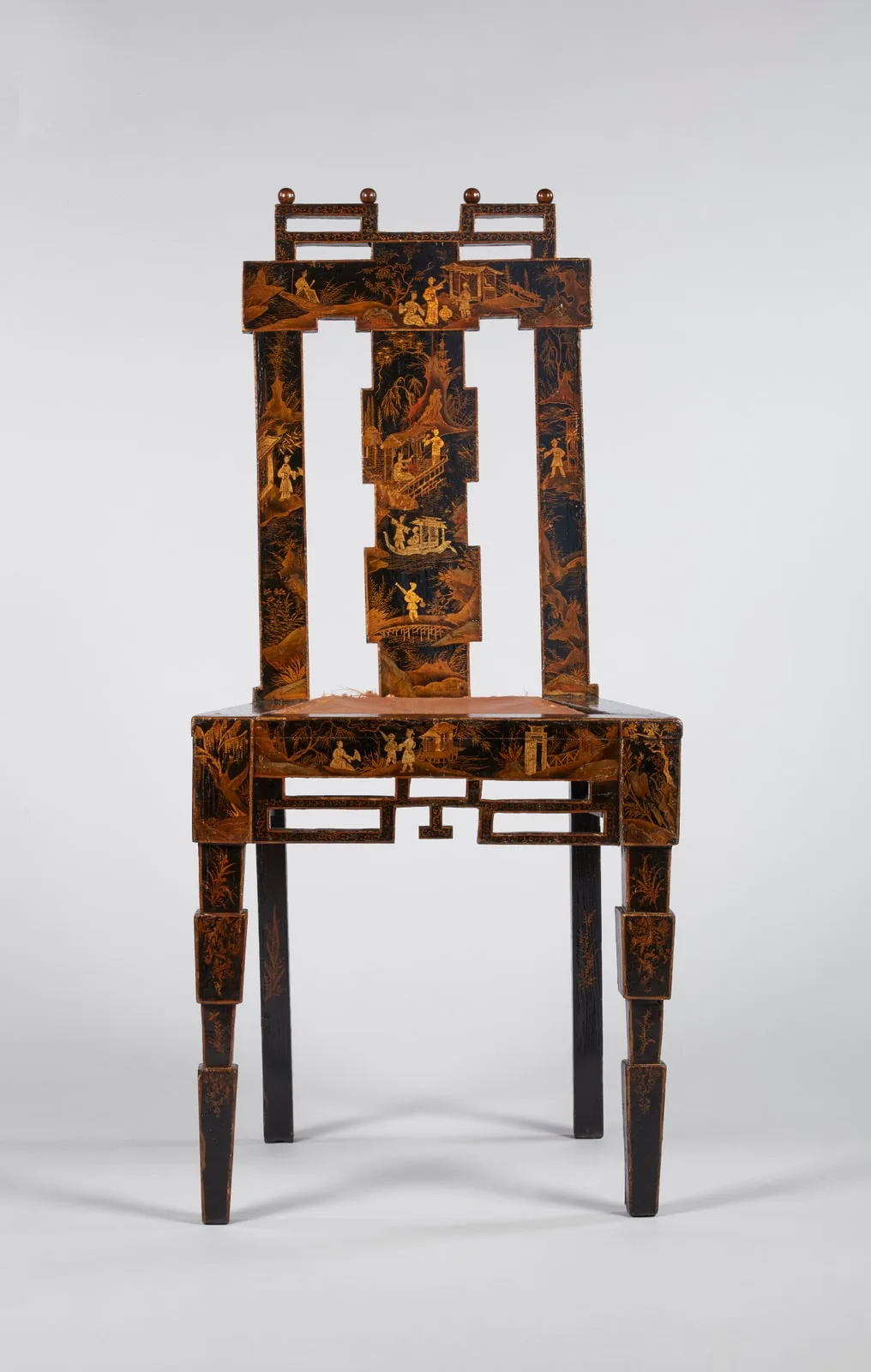 Chaise à décor de laque