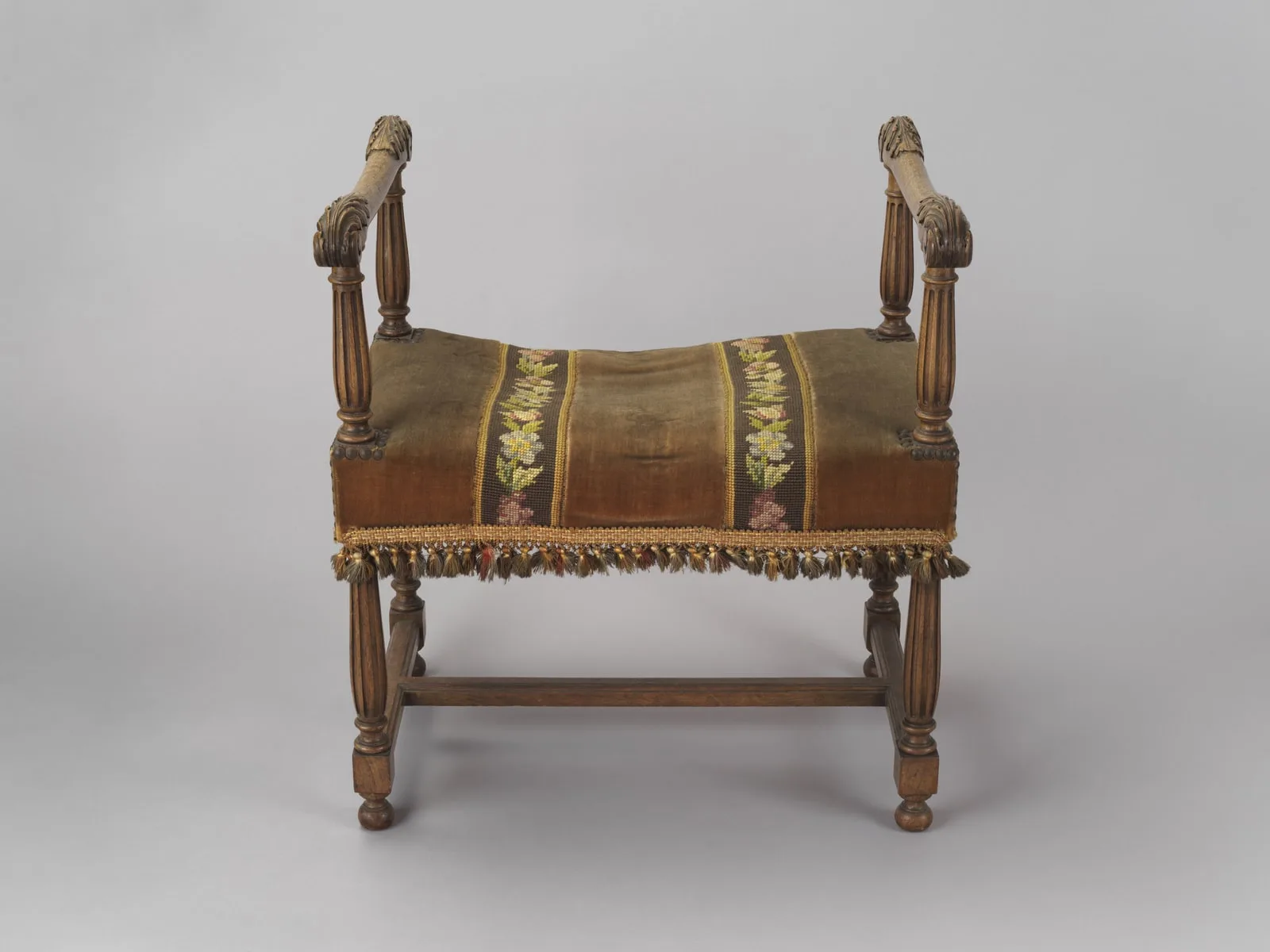 Tabouret à accotoirs