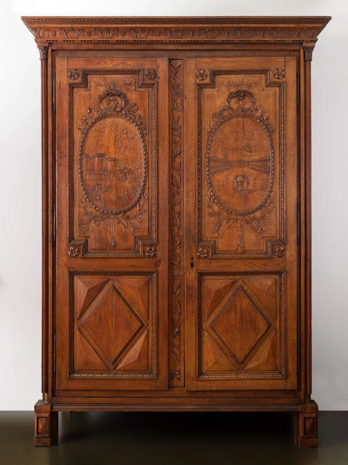 Armoire à décor de scènes révolutionnaires