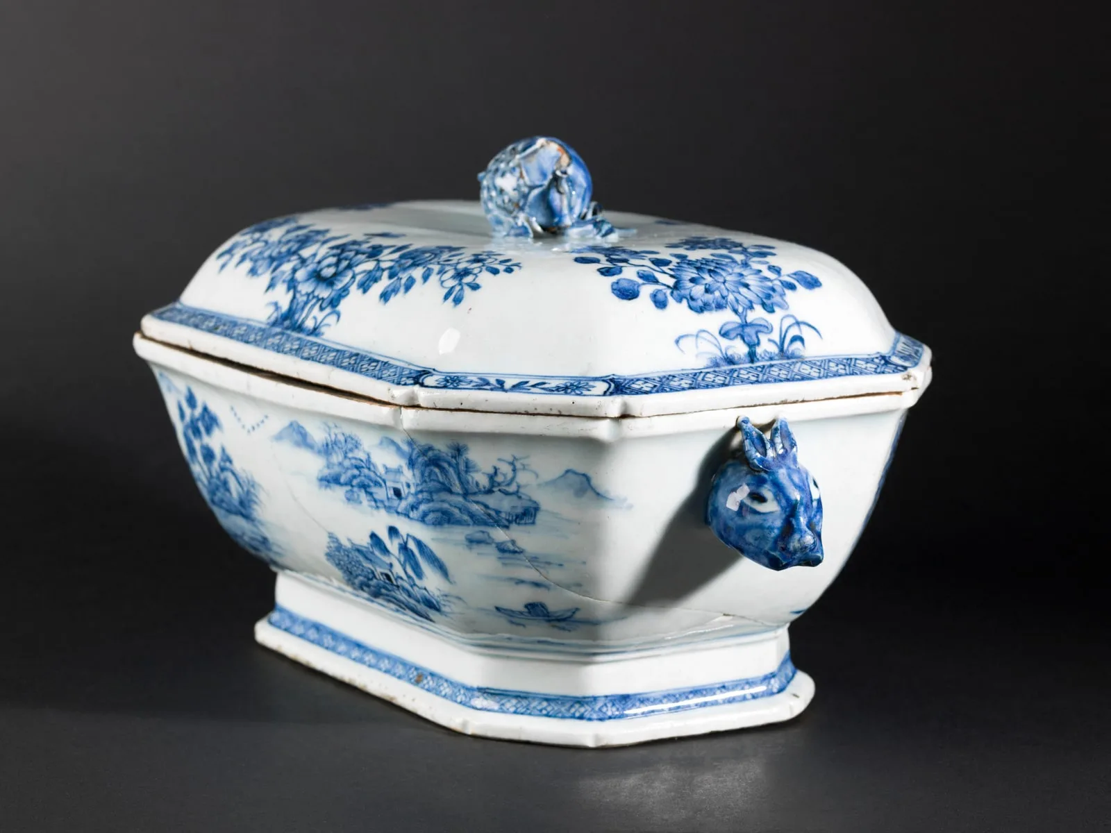 Soupière en porcelaine de Chine à décor bleu et blanc, à motif de paysage et de fleurs, poignée en forme de tête de lapin pour le corp, en forme de grenade pour le couvercle