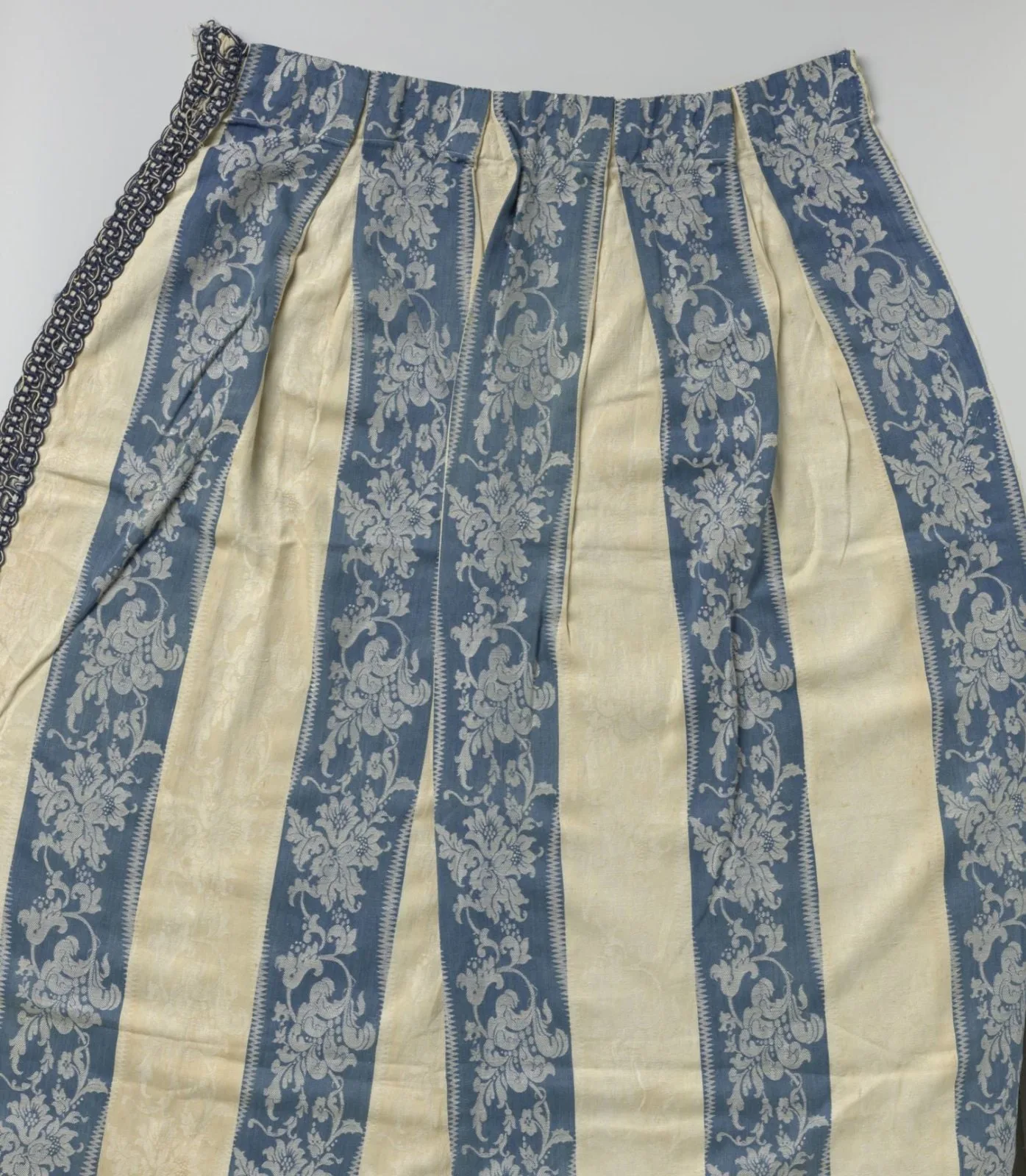 Gordijn van blauw wit gestreept linnendamast