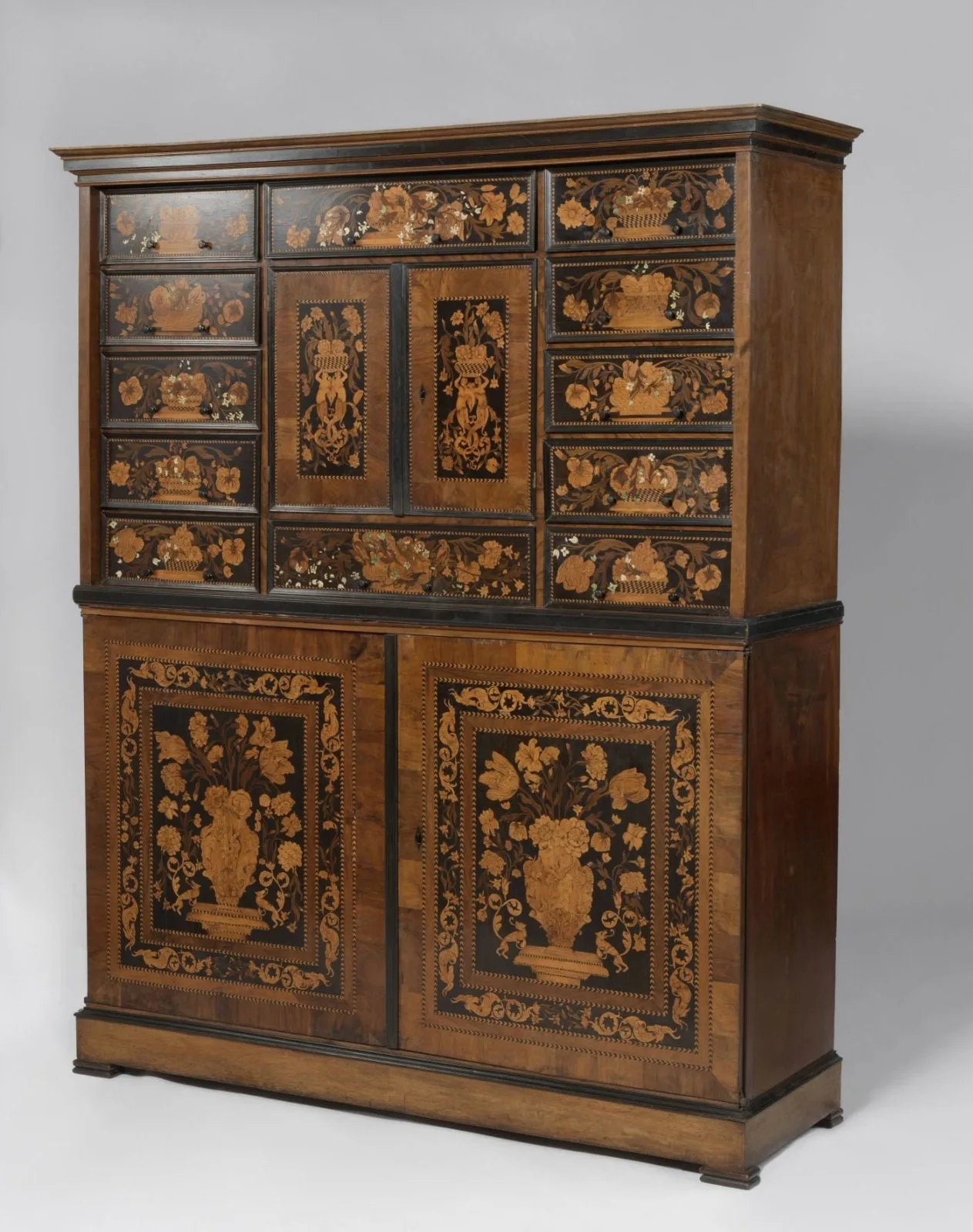 Kast met marqueterie van bloemen, vogels, vlinders, meerminnen en tritons met kinkhorens