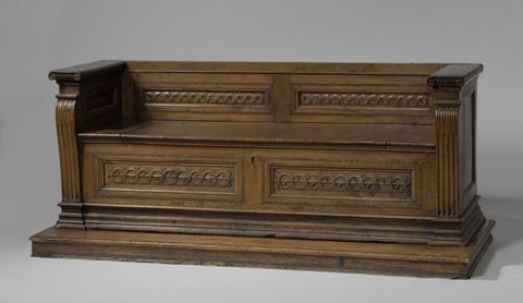 Bank of cassapanca, versierd met pilasters en Ionische kapitelen, panelen met gestoken vlechtband, omlijst door banden met intarsia