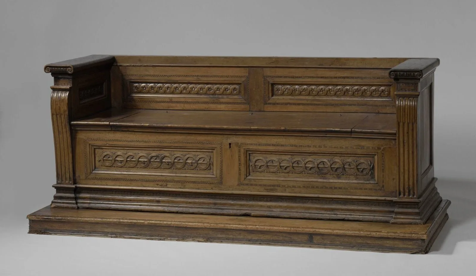 Bank of cassapanca, versierd met pilasters en Ionische kapitelen, panelen met gestoken vlechtband, omlijst door banden met intarsia